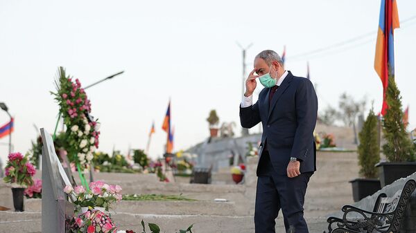 Премьер-министр Никол Пашинян посетил военный пантеон Ераблур (9 ноября 2021). Еревaн - Sputnik Армения