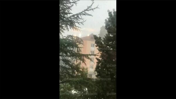 В Сухуме ураган снес крышу гостиницы и повалил деревья - Sputnik Армения