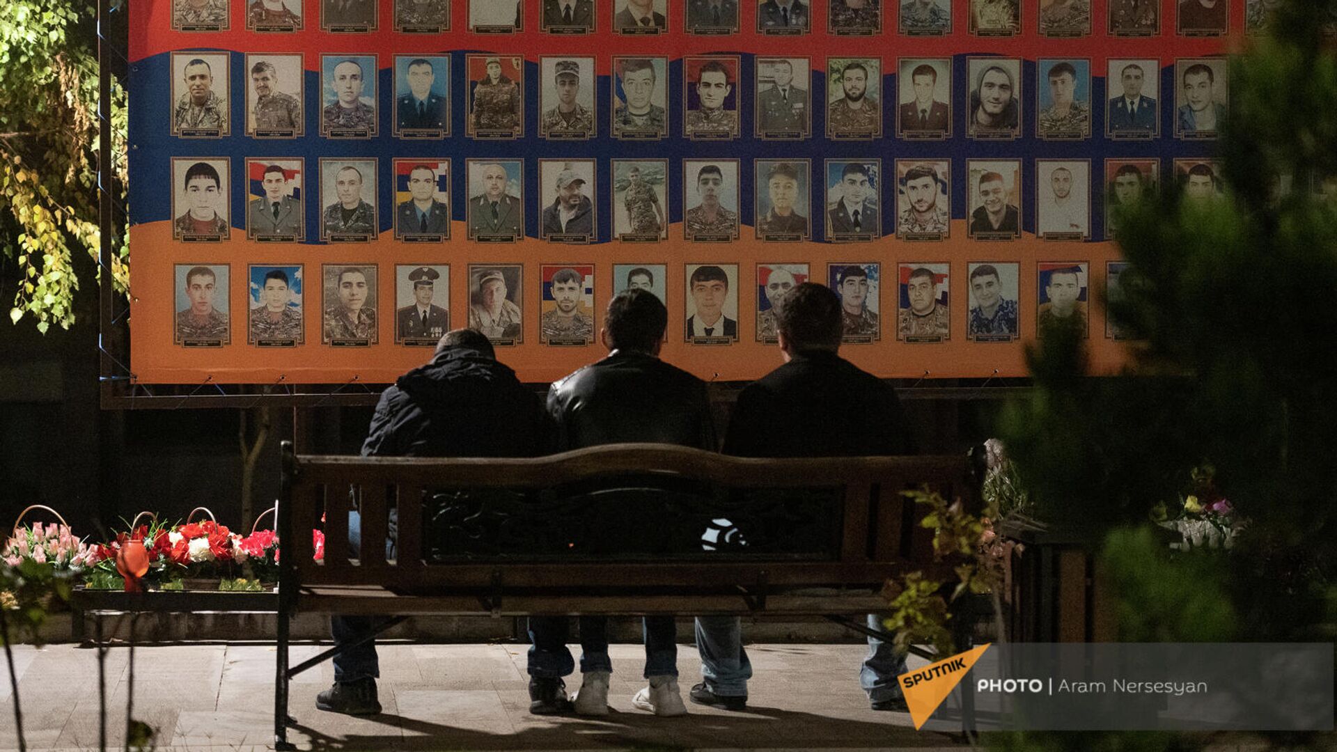 Брат и друзья погибшего военнослужащего у стены памяти в Степанакерте - Sputnik Армения, 1920, 09.11.2021