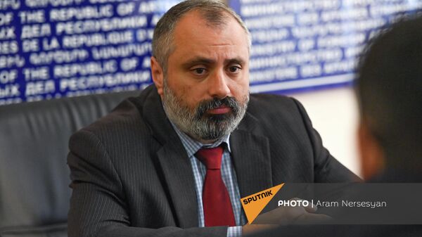 Министр иностранных дел Карабаха Давид Бабаян общается с прессой (10 ноября 2021). Степанакерт - Sputnik Армения