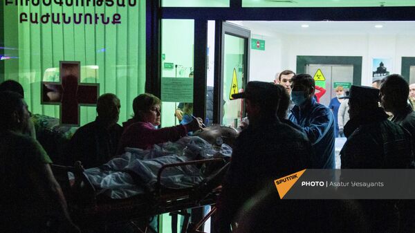Медработники перевозят раненого в отделение неотложной медицинской помощи Республиканского Медицинского Центра в Степанакерте - Sputnik Армения