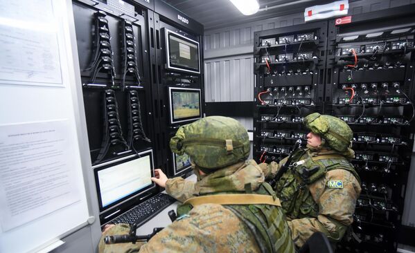 Российские миротворцы показали коллегам из стран ОДКБ, как организовать работу блокпоста при помощи нового комплекса средств охраны &quot;Стрелец СВ&quot;, предполагающего круглосуточный контроль. - Sputnik Армения