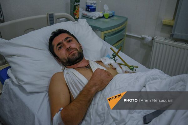 Получивший ранение от рук азербайджанского военнослужащего Геворк Мелкумян в медцентре в Степанакерте - Sputnik Армения