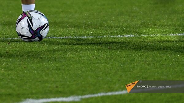 Мяч на футбольном поле - Sputnik Արմենիա