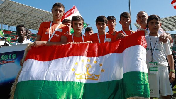 Молодые футболисты с таджикским флагом на открытии международного турнира  - Sputnik Армения