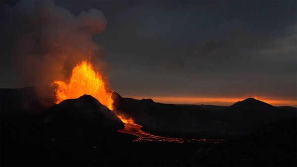 Кадры извержения вулкана в Исландии - Sputnik Армения