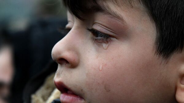 Мальчик-беженец плачет в лагере мигрантов - Sputnik Արմենիա