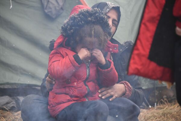 Дети в лагере мигрантов на белорусско-польской границе - Sputnik Армения