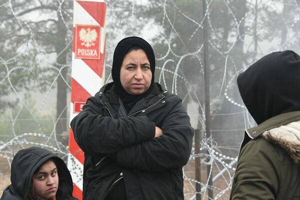 Женщина-беженка на фоне колючей проволки - Sputnik Армения