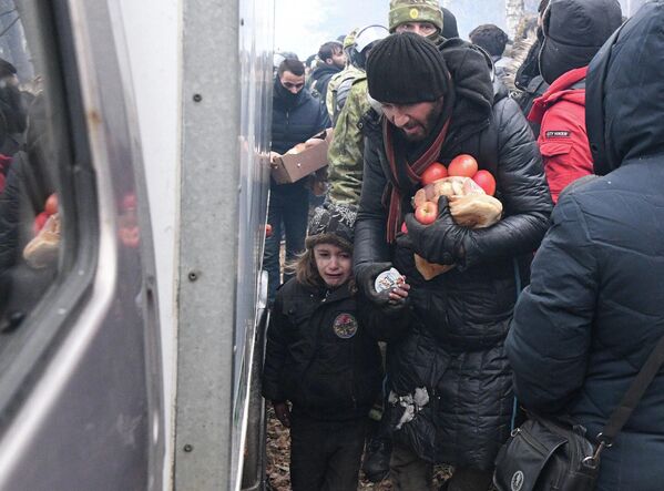 Раздача гуманитарной помощи беженцам в лагере на белорусско-польской границе - Sputnik Армения