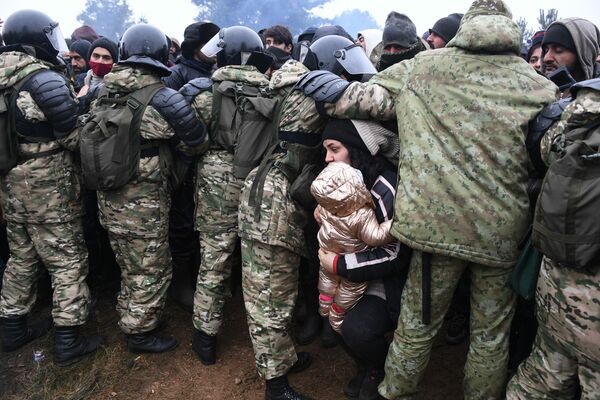 Женшина с ребенком среди военных во время раздачи гуманитарной помощи - Sputnik Армения