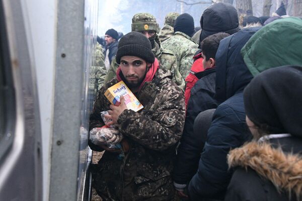 Раздача гуманитарной помощи беженцам в лагере  - Sputnik Армения