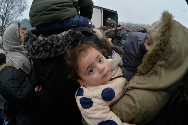 Маленькая девочка в лагере беженцев - Sputnik Армения