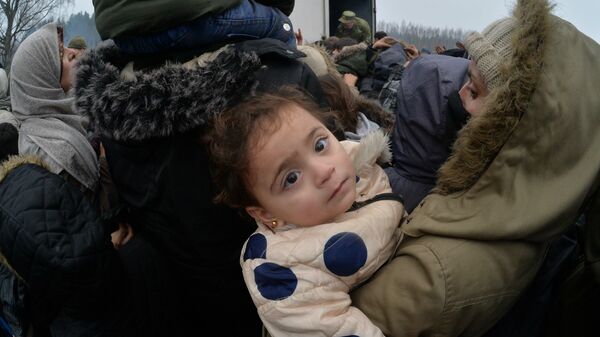 Малеьнкий ребенок в лагере беженцев - Sputnik Армения