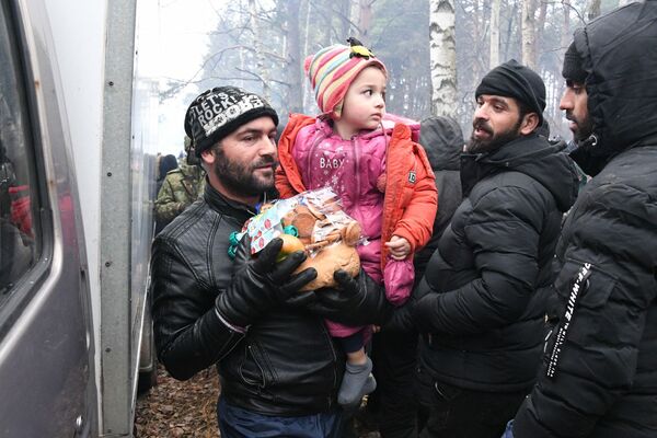 Мужчина с девокой на руках получил свою порцию гуманитарной помощи - Sputnik Армения