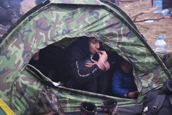 Женшина с ребенком в палатке  - Sputnik Армения