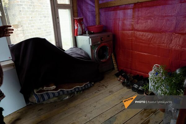 Тяжелые социальные условия в недостроенном домике ветерана карабахской войны Гарегина Ованнисяна - Sputnik Армения