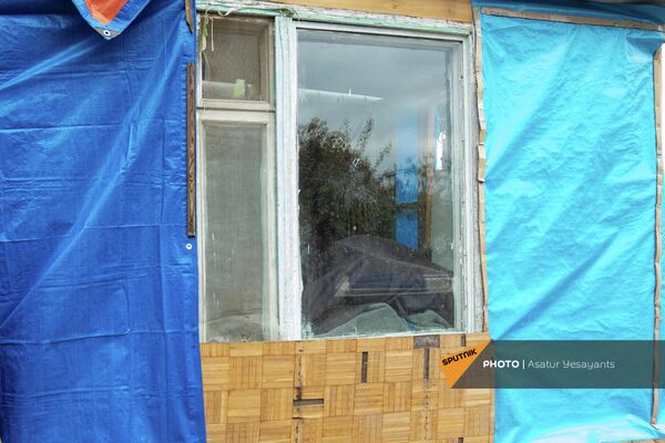 Окно недостроенного домика  Гарегина Ованнисяна в селе Нор Кюрин в Араратской области - Sputnik Армения