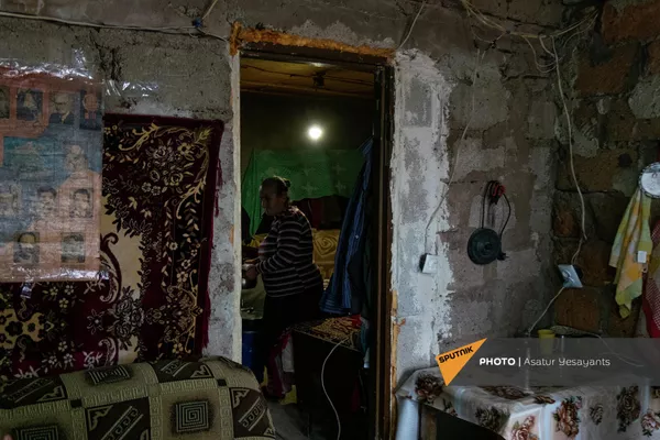 Тяжелые социальные условия в недостроенном домике Гарегина Ованнисяна - Sputnik Армения