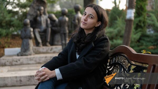 Анна Казарян на скамейке - Sputnik Армения