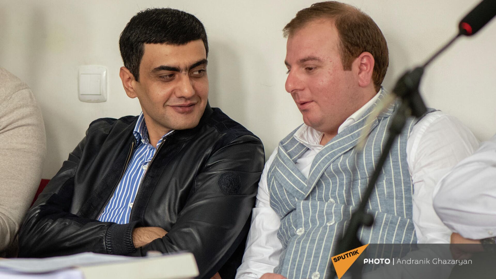 Аруш Арушанян беседует с адвокатом Эриком Алексаняном во время судебного процесса (5 ноября 2021). Горис - Sputnik Армения, 1920, 26.05.2022