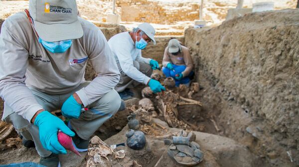 Археологи во время работы в археологическом комплексе Чан-Чан после обнаружения гробницы с 25 человеческими останками в Трухильо (11 ноября 2021). Перу - Sputnik Армения