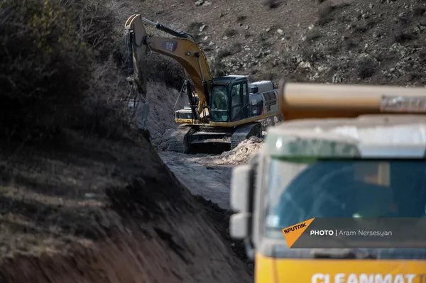 Земляные работы проведены примерно на половине пути - это 5-6 км дороги - Sputnik Армения