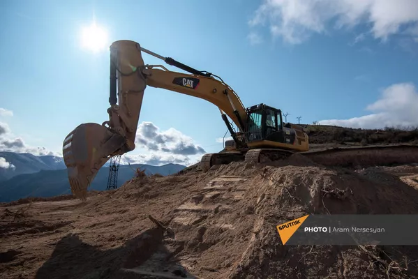 Строители расширяют и утрамбовывают дорогу - Sputnik Армения
