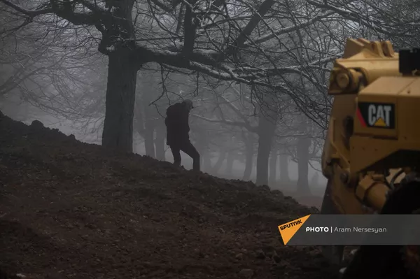 Здесь дорога строится практически с нуля - через лес и горы - Sputnik Армения