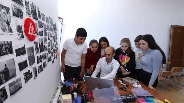  IT-специалист Ашот Аванесян с учениками в Арцахе - Sputnik Армения