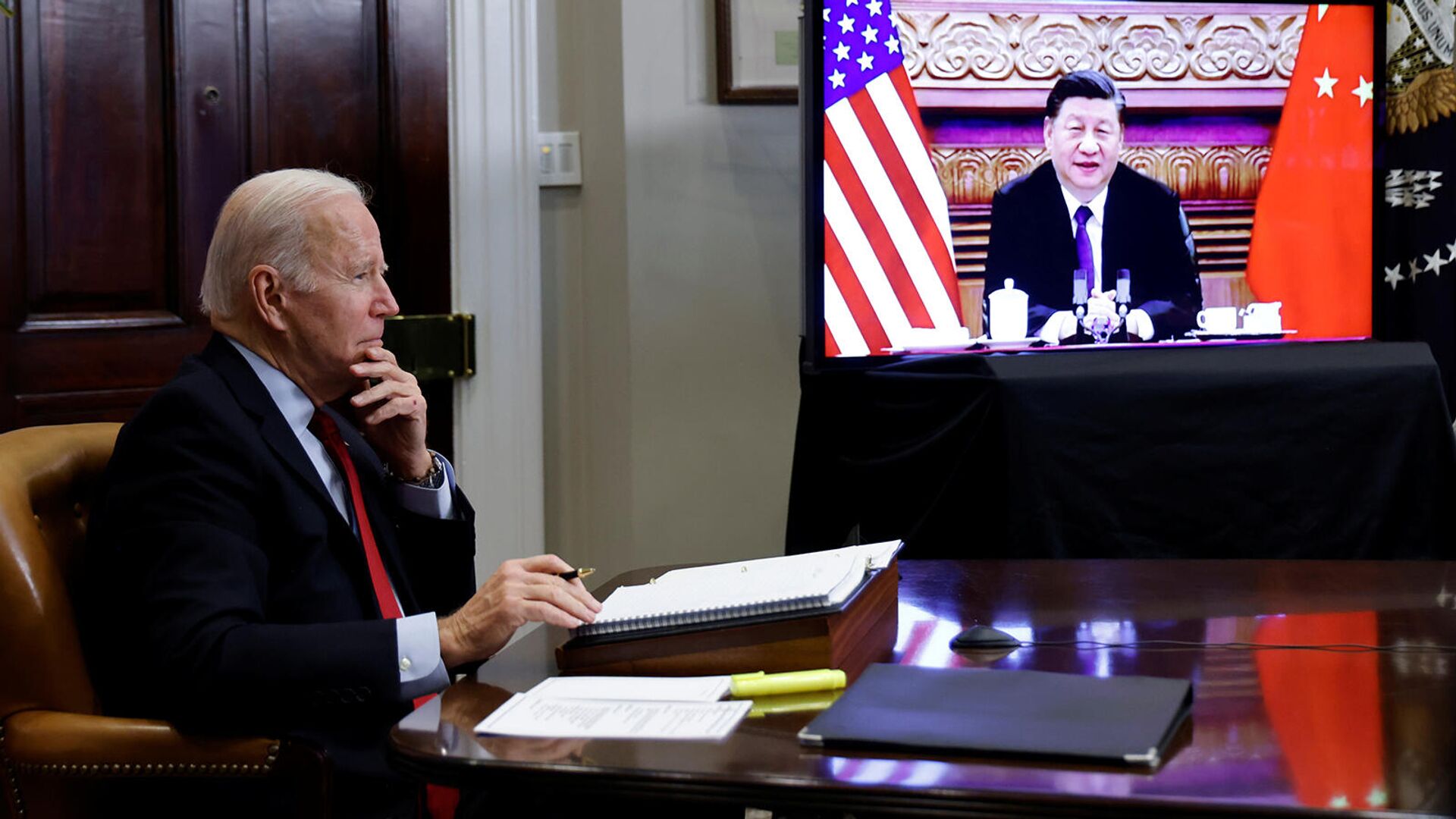 Президент США Джо Байден на онлайн встрече с китайским лидером Си Цзиньпином (15 ноября 2021). Вашингтон - Sputnik Армения, 1920, 16.11.2021