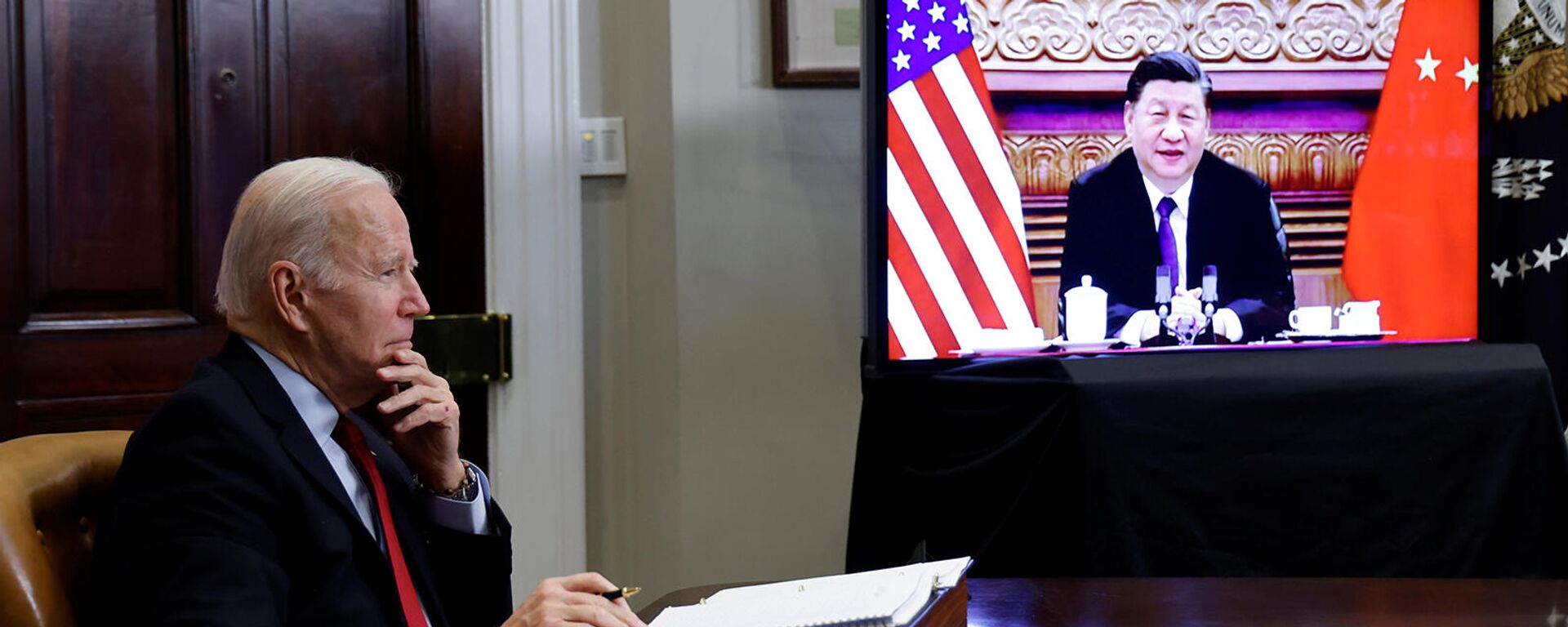 Президент США Джо Байден на онлайн встрече с китайским лидером Си Цзиньпином (15 ноября 2021). Вашингтон - Sputnik Армения, 1920, 16.11.2021