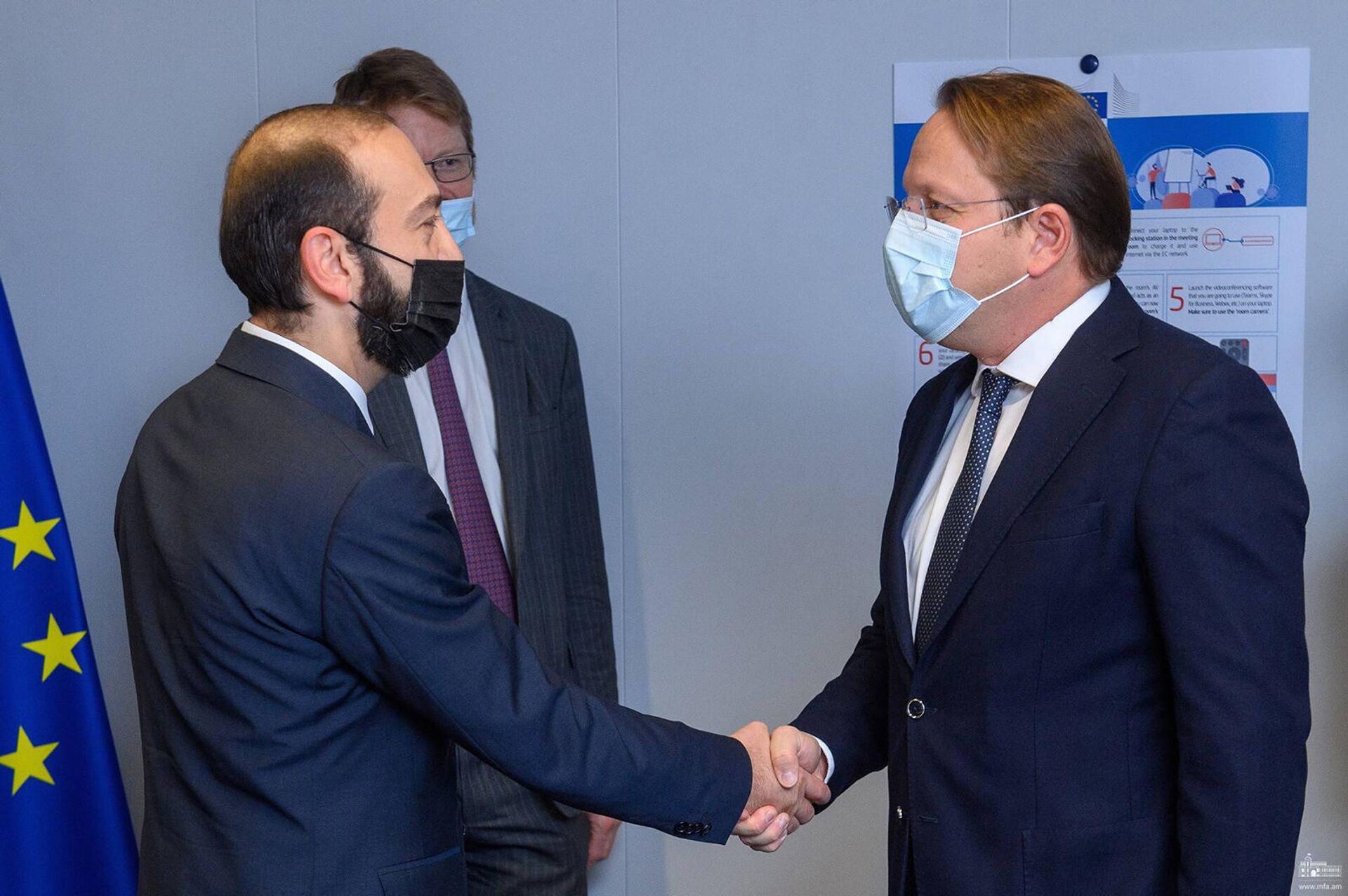 ՀՀ ԱԳ նախարար Արարատ Միրզոյանը հանդիպել է Եվրոպական հանձնաժողովի հարևանության և ընդլայնման հարցերով հանձնակատար Օլիվեր Վարհեիին (16 նոյեմբերի 2020թ․). Բրյուսել ՀՀ ԱԳ նախարար Արարատ Միրզոյանը հանդիպել է Եվրոպական հանձնաժողովի հարևանության և ընդլայնման հարցերով հանձնակատար Օլիվեր Վարհեիին (16 նոյեմբերի 2020թ․). Բրյուսել - Sputnik Արմենիա, 1920, 16.11.2021
