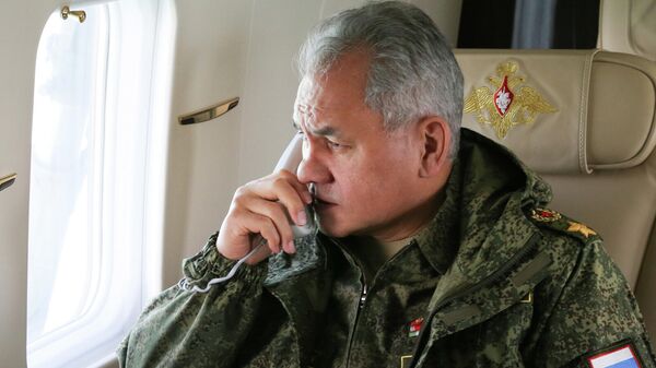 Министр обороны РФ Сергей Шойгу говорит по телефону - Sputnik Армения