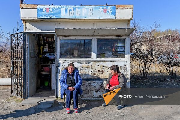 Жительницы села Ишханасар у магазина с продуктами - Sputnik Армения