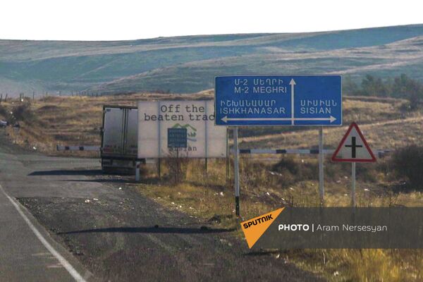 Указатель на перекрестке трассы с направлениями в село Ишханасар, Мегри и Сисиан - Sputnik Армения