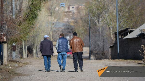 Жители села Ангехакот на проселке - Sputnik Армения