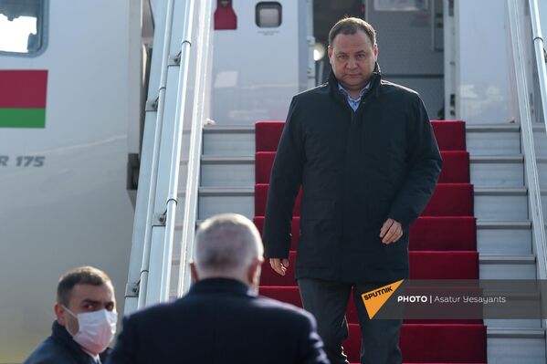 Բելառուսի վարչապետ Ռոման Գոլովչենկոն իջնում է ինքնաթիռից - Sputnik Արմենիա