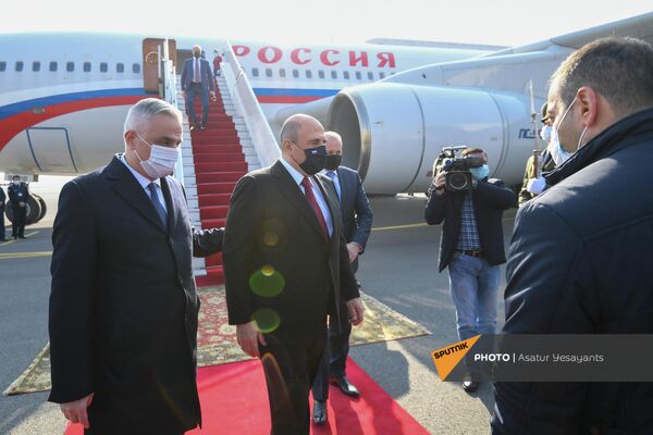Вице-премьер Мгер Григорян встречает премьер-министра РФ Михаила Мишустина, прибывшего в Армению для участия во встрече Евразийского межправительственного совета Вице-премьер Мгер Григорян встречает премьер-министра РФ Михаила Мишустина, прибывшего в Армению для участия во встрече Евразийского межправительственного совета - Sputnik Армения