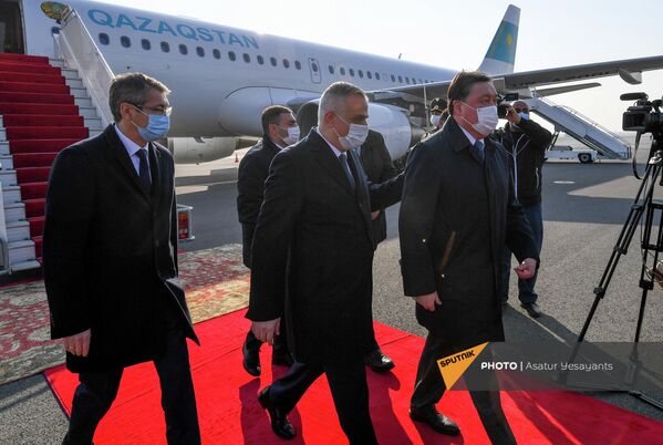ՀՀ փոխվարչապետ Մհեր Գրիգորյանը դիմավորում է Ղազախստանի վարչապետ Ասկար Մամինին, որը Հայաստան է ժամանել Եվրասիական միջկառավարական խորհրդի նիստերին մասնակցելու նպատակով - Sputnik Արմենիա