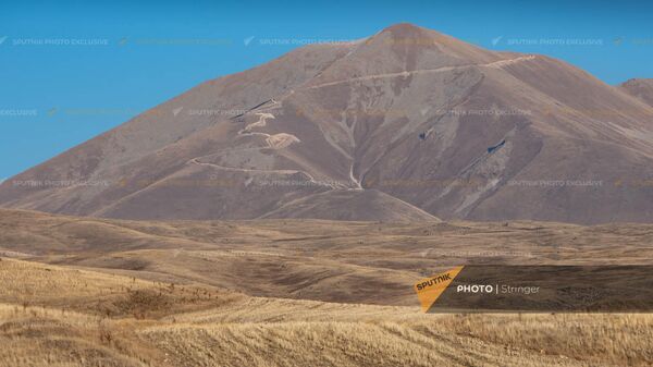 Одна из вершин горы Ишханасар в Сюникской области - Sputnik Армения