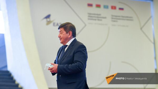 Председатель кабинета министров Киргизии Акылбек Жапаров прибывает на заседание Евразийского межправительственного совета (19 ноября 2021). Еревaн - Sputnik Армения