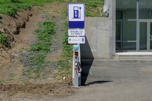 Заправки для электромобилей в Ереване Заправки для электромобилей в Ереване - Sputnik Армения