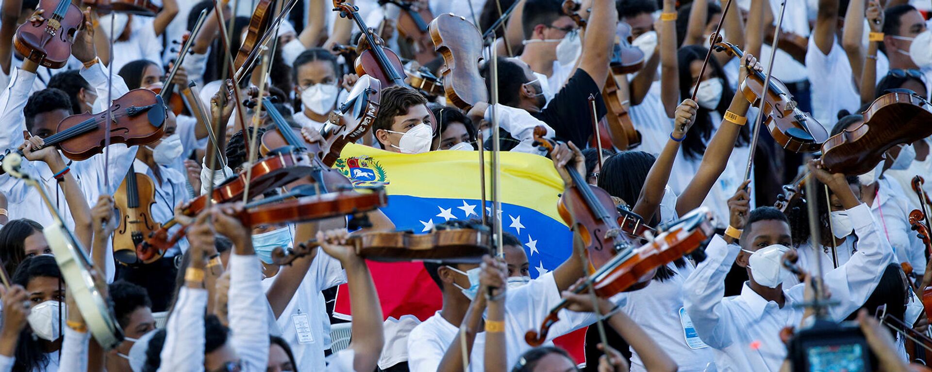 Музыканты Национальной системы молодежных оркестров и хоров Венесуэлы принимают участие в концерте, пытаясь побить Мировой рекорд Гиннесса (13 ноября 2021). Каракас - Sputnik Արմենիա, 1920, 21.11.2021