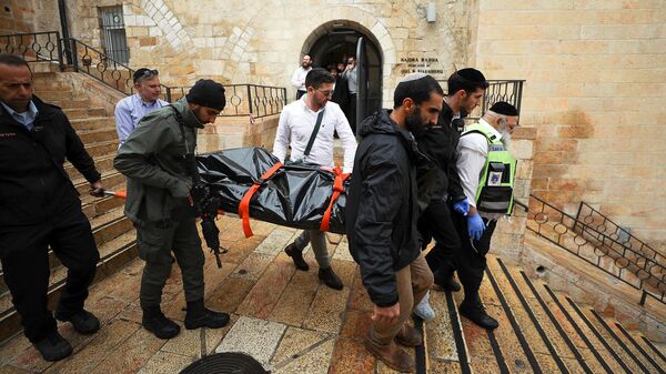 Сотрудники службы безопасности Израиля несут тело после инцидента в Старом городе (21 ноября 2021). Иерусалим - Sputnik Армения