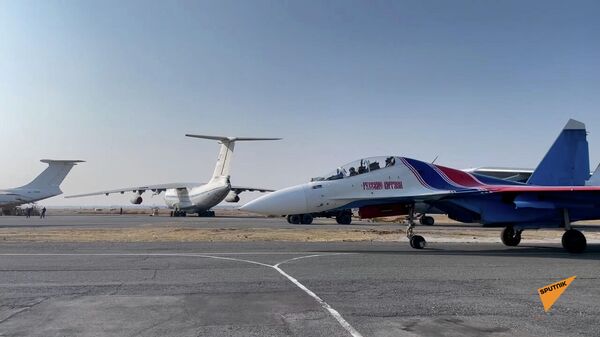 Русские витязи показали высший пилотаж на военном аэродроме в Ереване - Sputnik Армения