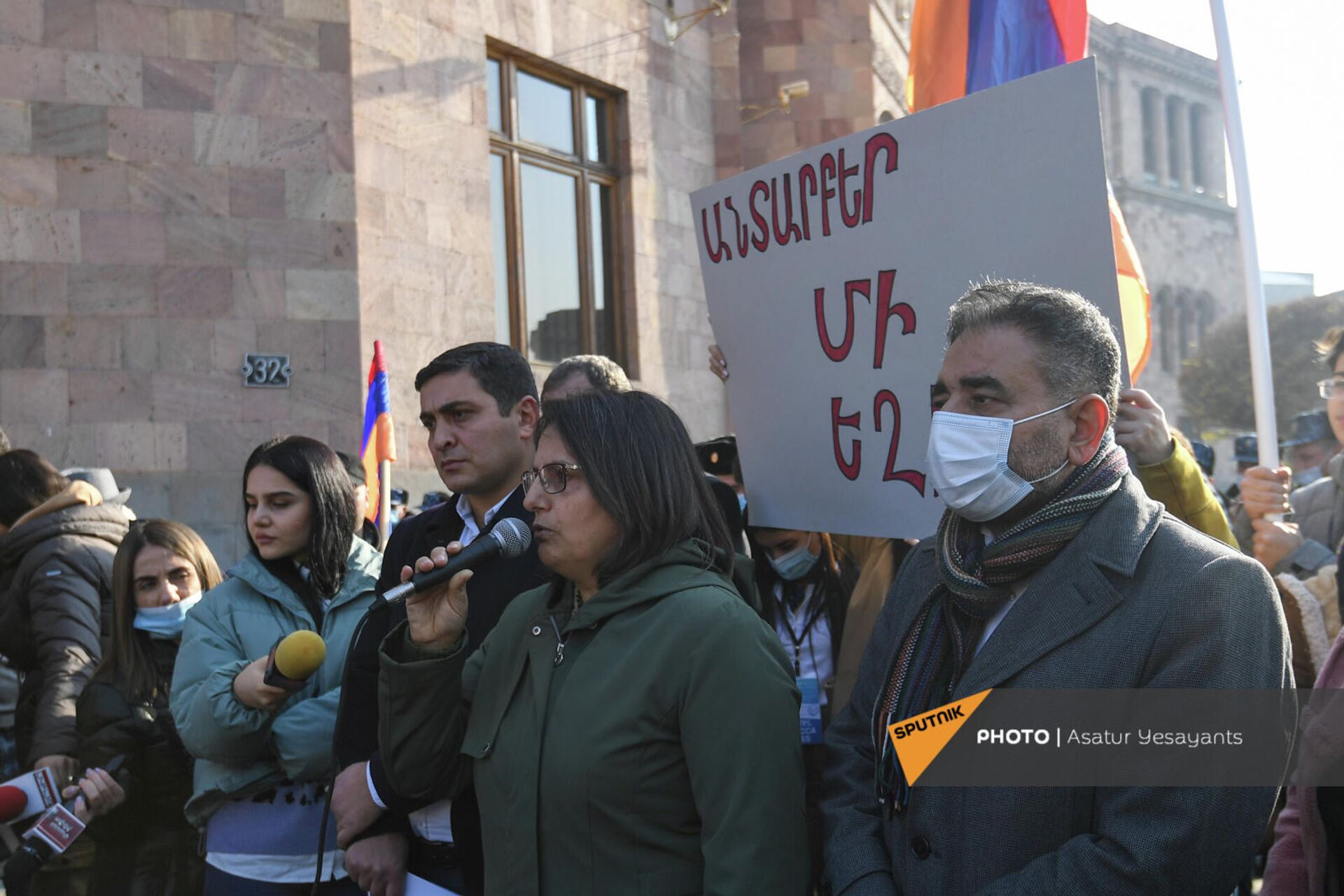 Лидер движения 5165 Карин Тоноян обращается к сторонникам перед передачей правительству письма-требования (22 ноября 2021). Еревaн - Sputnik Армения, 1920, 22.11.2021