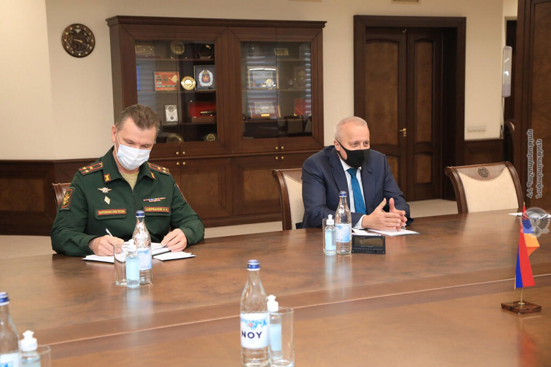 Министр обороны Сурен Папикян принял Чрезвычайного и Полномочного посла России Сергея Копыркина и военного атташе посольства, полковника Игоря Щербакова (23 ноября 2021). Еревaн Министр обороны Сурен Папикян принял Чрезвычайного и Полномочного посла России Сергея Копыркина и военного атташе посольства, полковника Игоря Щербакова (23 ноября 2021). Еревaн - Sputnik Армения, 1920, 23.11.2021
