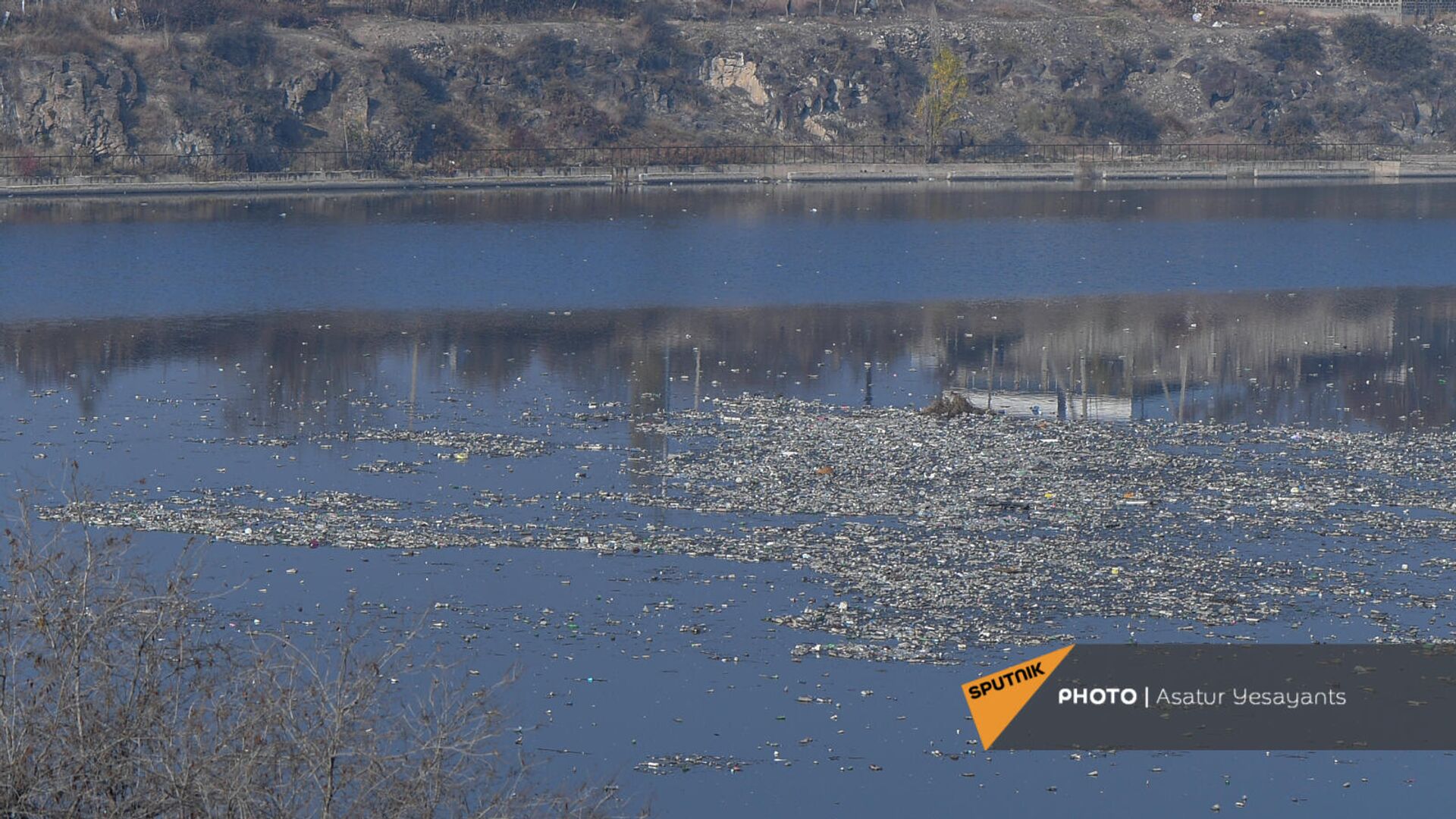 Загрязненное Ереванское озеро - Sputnik Армения, 1920, 08.05.2022