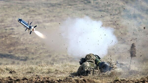 Военнослужащий производит залп противотанкового ракетного комплекса Javelin - Sputnik Армения
